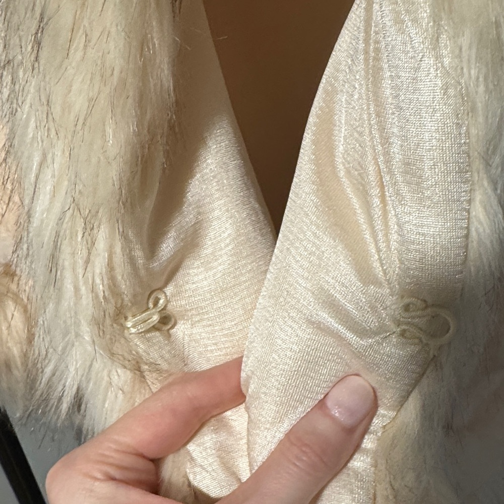 Soft Cream Faux Fur Wrap - Picture 3 of 6